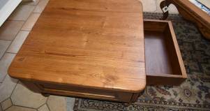 Tavolo salotto con cassetto in legno su misura